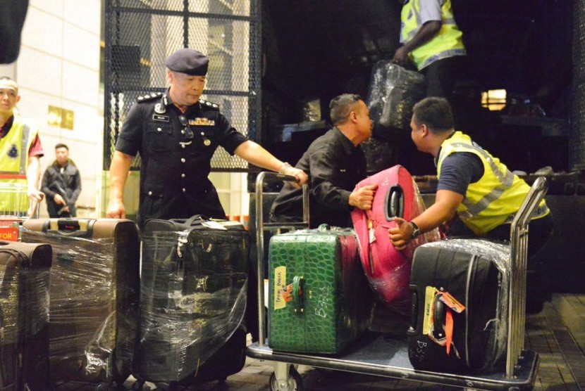 Polisi menyita sejumlah barang dari sejumlah properti yang ditenggarai terkait mantan perdana menteri Malaysia Najib Razak.