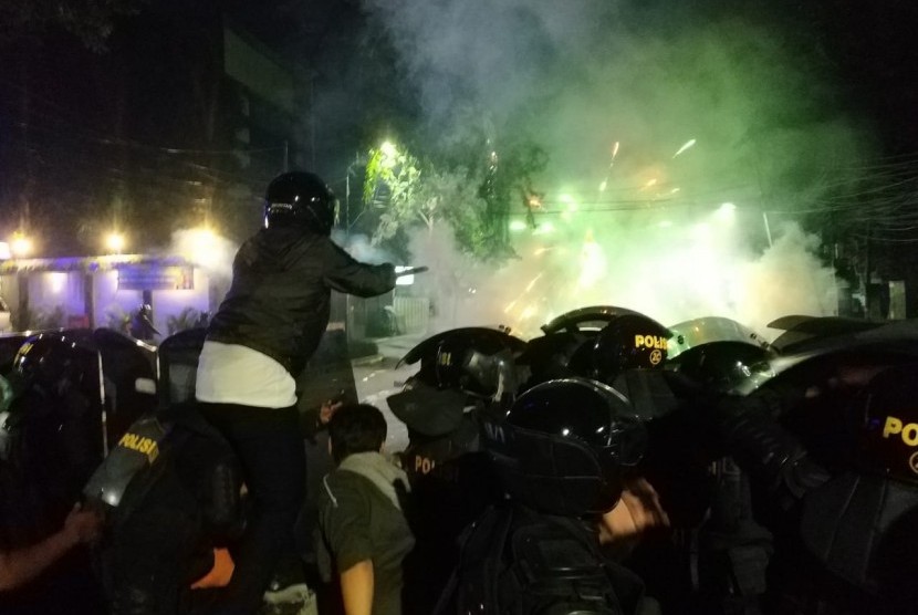 Polisi merapatkan barisan dalam aksi saling serang dengan pendemo di sekitar kantor Bawaslu, Rabu (22/5) dini hari.