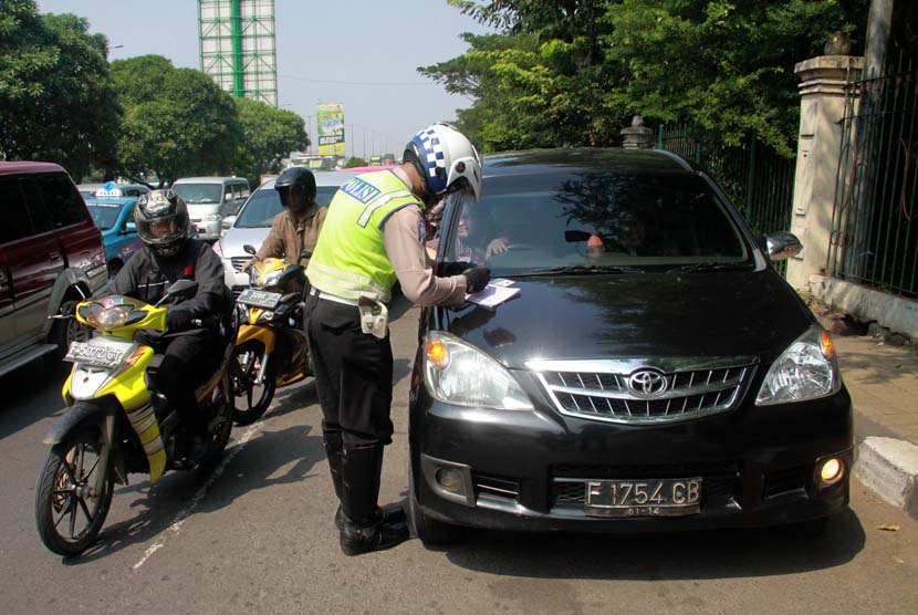 Polisi merazia sejumlah kendaraan saat Operasi Simpatik Jaya 2014 di Jalan Pulomas-Cawang, Jakarta, Rabu (21/5).