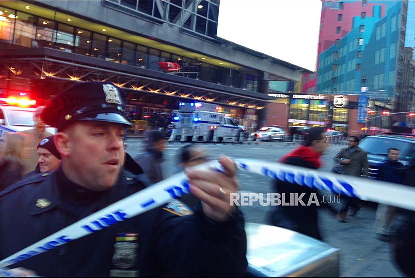 Polisi merespon laporan ledakan di dekat Times Square New York City, Senin (11/12) waktu setempat.