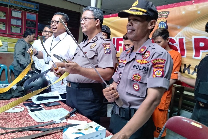  Polisi merilis dua pelaku penganiayaan yang terjadi di Jalan Urip Sumoharjo, Yogyakarta di Polsek Gondokusuman.