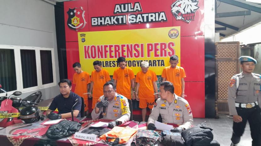 Polisi merilis enam tersangka kejahatan jalanan di Titik Nol Kilometer, Kota Yogyakarta di di Mapolresta Yogyakarta, Jumat (10/2/2023).