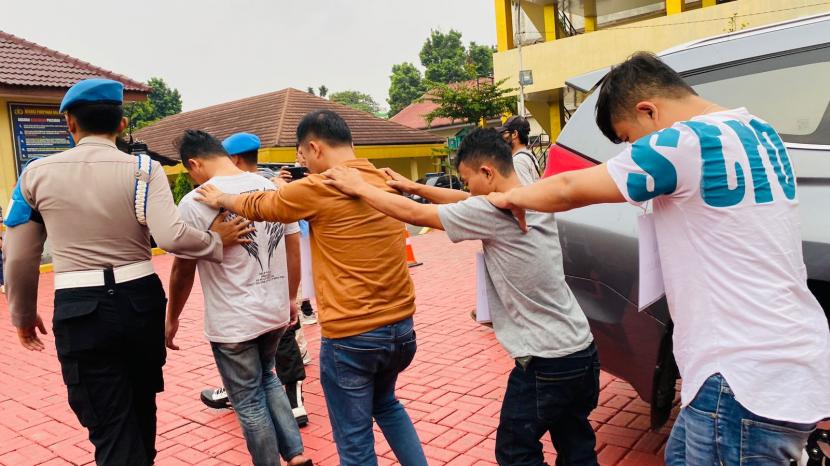 Polisi meringkus empat pelaku penganiayaan kepada keluarga di Bogor Selatan.