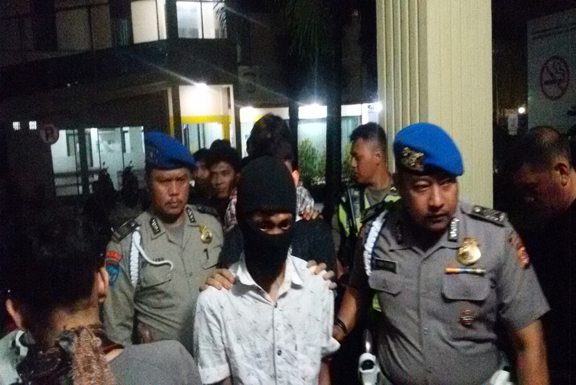  Polisi meringkus pelaku kejahatan narkotika.