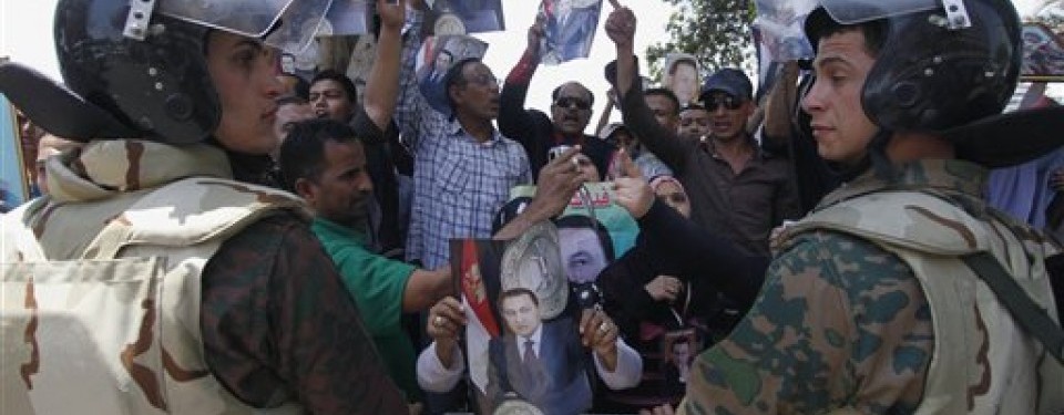 Polisi Mesir berjaga-jaga di depan aksi protes warga pro-Hosni Mubarak.