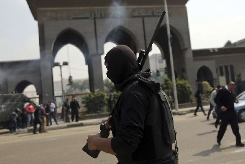 Polisi Mesir membawa senapannya 