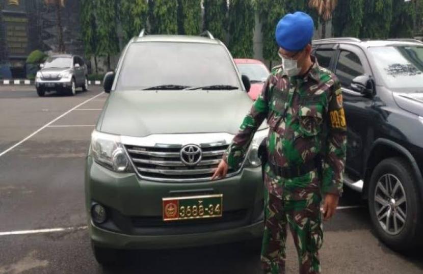Polisi Militer Angkatan Darat (Puspomad) menunjukkan kendaraan dinas SUV milik perwira TNI AD.