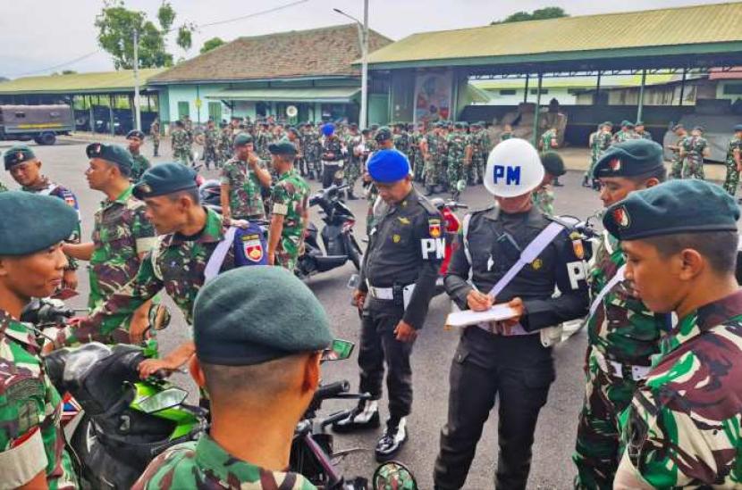 Polisi Militer Kodam (Pomdam) IV/Diponegoro melakukan razia internal kepada personel militer dan PNS terkait kelengkapan surat kendaraan dan knalpot brong.