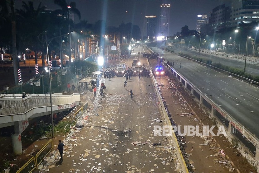 Polisi mulai melakukan penyisiran terhadap massa mahasiswa yang masih tersisa di sekitaran kawasan Senayan, Jakaeta, Selasa (24/9) malam. Pasukan gabungan dari Sabhara dan Brimob ini melakukan penyisiran ke arah Semanggi. 