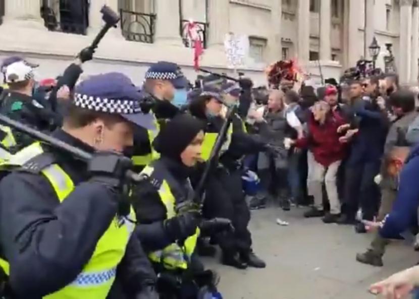 Viral Polisi Muslimah Inggris Pimpin Barisan Hadapi Pendemo. Polisi Muslimah bertubuh mungil ini terlihat mengatasi pengunjuk rasa anti-lockdown di London, Inggris.