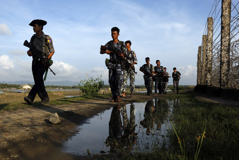 Polisi Myanmar patroli di sepanjang pagar perbatasan antara Myanmar dan Bangladesh di Maungdaw, negara bagian Rakhine, Myanmar. 