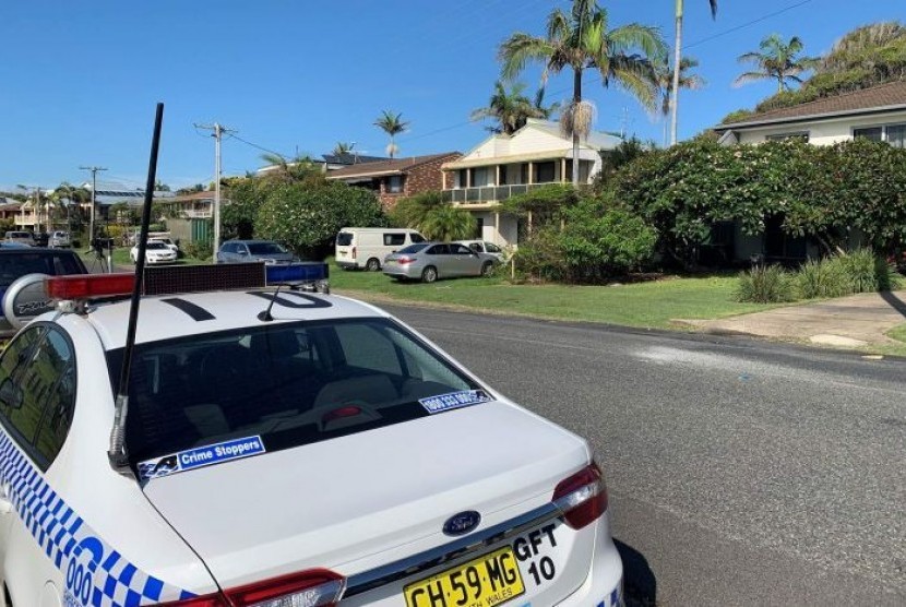 Polisi New South Wales menggeledah rumah saudara perempuan terdakwa penembakan Masjid Christchurch di Sandy Beach, Australia, Senin (18/3). 