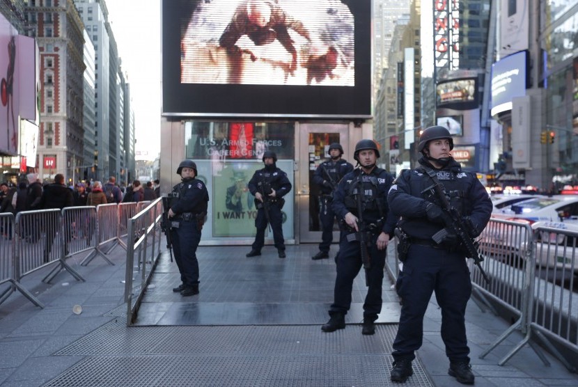 Polisi New York bersenjata berat berjaga di pusat kota, New York Times Square.