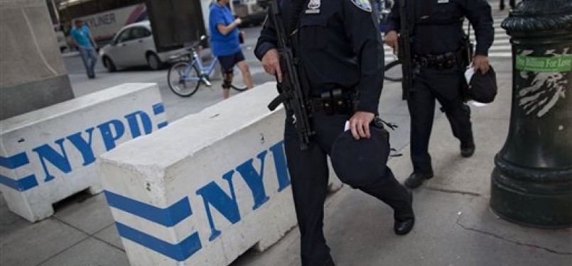 Polisi New York bersenjata lengkap berjaga-jaga di sekitar kota menyusul adanya informasi serangan teroris saat peringatan 10 tahun tragedi WTC.