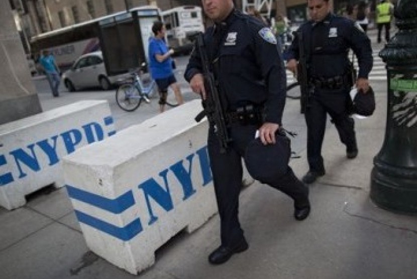 Polisi New York bersenjata lengkap berjaga-jaga di sekitar kota menyusul adanya informasi serangan teroris saat peringatan 10 tahun tragedi WTC.