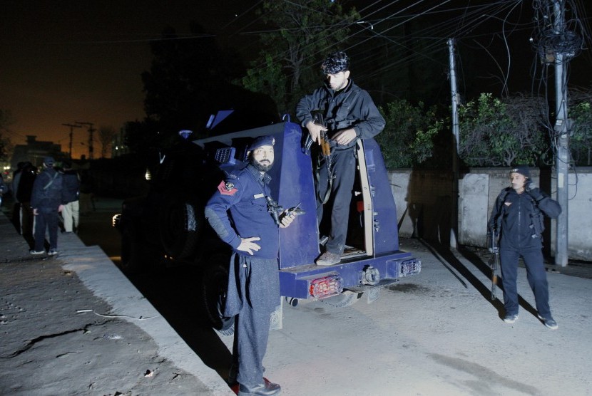 Polisi Pakistan berjaga-jaga setelah serang roket menerpa sebuah bandar udara di Peshawar, Pakistan, Sabtu (15/12). 