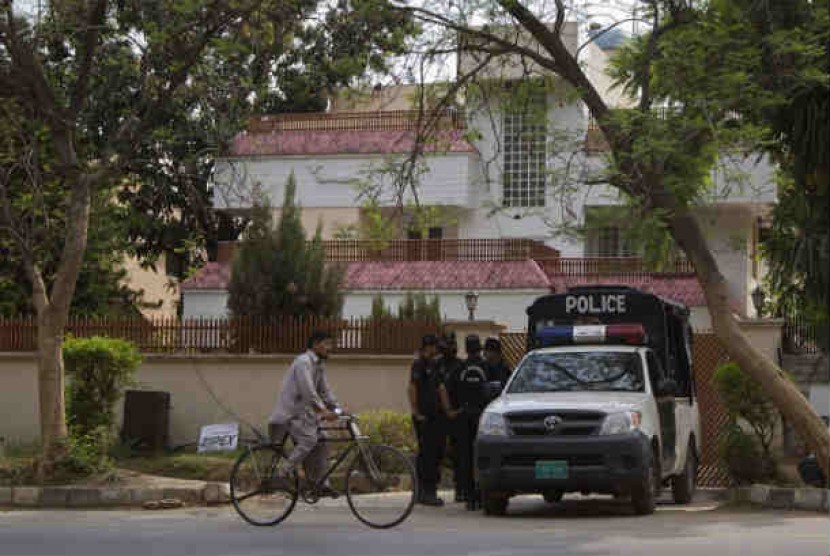 Muslim Hands Bagikan Seribu Paket APD untuk Polantas. Foto Ilustrasi: Polisi Pakistan di Islamabad.