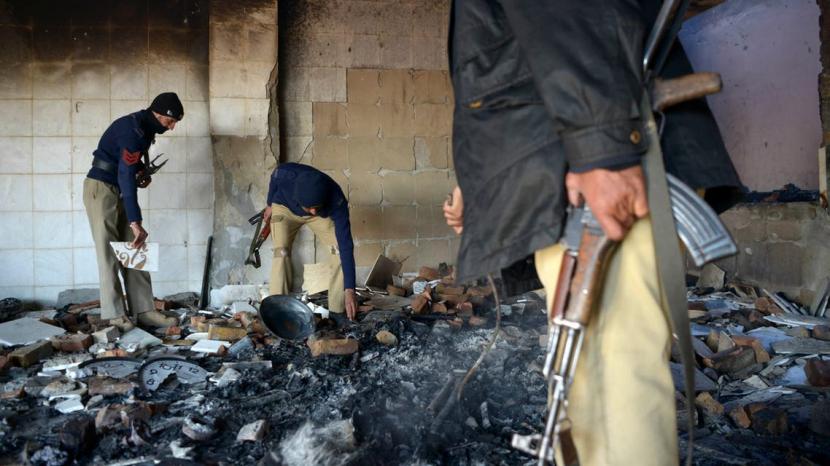 Polisi  Pakistan memeriksa kuil Hindu yang terbakar sehari setelah serangan massa di sebuah desa terpencil di distrik Karak pada 31 Desember 2020.