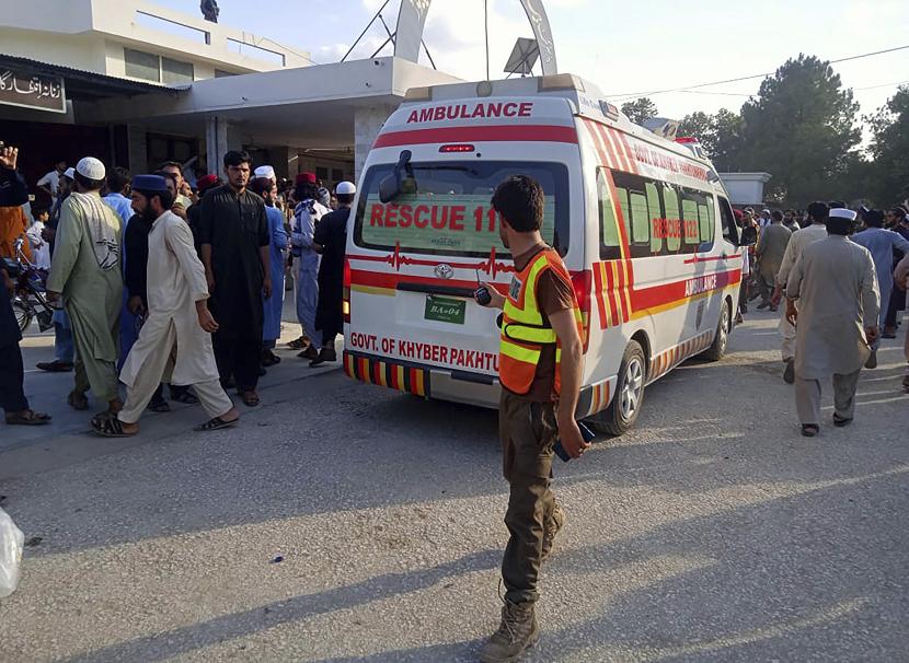 Polisi Pakistan mengatakan sedikitnya 40 orang tewas dan lebih dari 130 lainnya terluka akibat bunuh diri yang diledakkan di sebuah rapat umum politik 