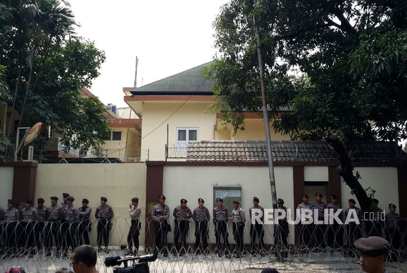 Polisi pasang kawat berduri di sekeliling Kedubes Myanmar, Jakarta, Senin (4/9). 