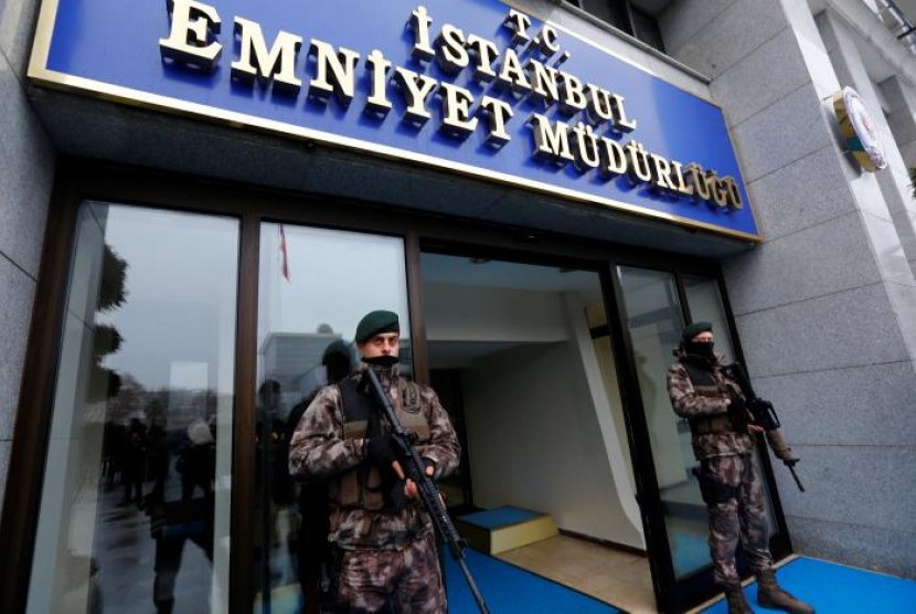 Polisi pasukan khusus Turki berjaga di markas polisi di Istanbul.