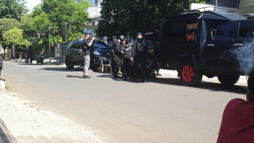 Polisi penjinak bahan peledak mengamanankan benda yang diduga dalam rangsel yang tergantung di pagar rumah aktivis KAMI dan pengacara Ahmad Yani, di Komplesk Perumahan Cipiang Indah, Jakarta Timur.