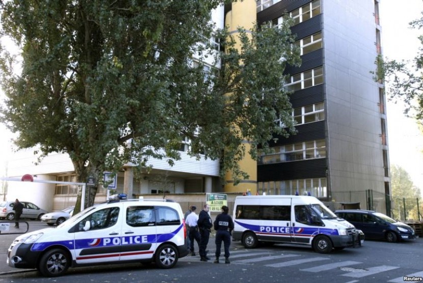 Polisi Perancis berjaga di depan kantor majalah mingguan satiris 