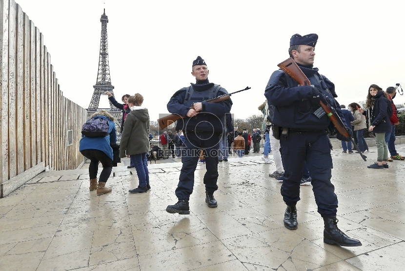 Polisi Perancis melakukan patroli keamanan di dekat Menara Eiffel, Paris (ilustrasi). Prancis akan mengerahkan 35 ribu agen keamanan dan militer untuk mengamankan upacara pembukaan Olimpiade 2024. Pasukan itu akan memastikan keselamatan dari ancaman keamanan termasuk serangan drone.