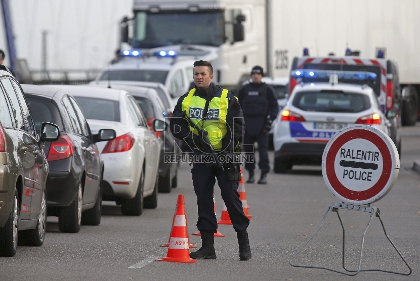 Polisi Perancis melakukan pemeriksaan di perbatasan Perancis-Jerman di Strasbourg, Prancis, Sabtu (14/11). REUTERS / Vincent Kessler