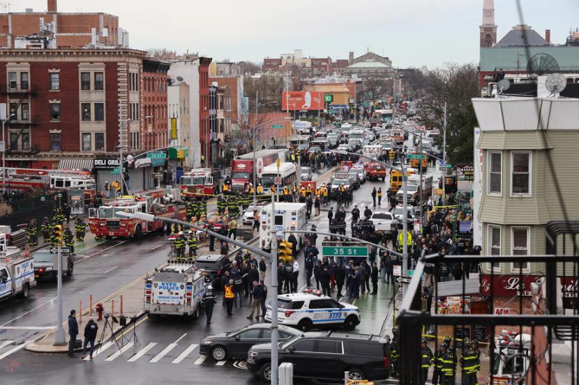 Polisi, petugas pemadam kebakaran New York, dan petugas federal di lokasi tempat terjadi sejumlah penembakan di kereta bawah tanah atau subway di Brooklyn New York, Selasa (12/4/2022). 