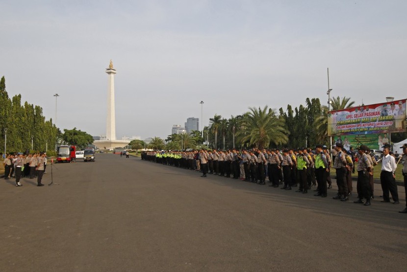 Polisi Polres Jakarta Pusat saat apel gelar pasukan pengamanan malam takbiran di Lapangan Silang Monas, Jakarta, Selasa (4/6/2019).