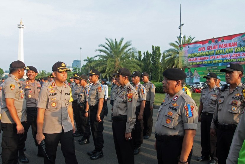 Polisi Polres Jakarta Pusat saat apel gelar pasukan pengamanan malam takbiran di Lapangan Silang Monas, Jakarta, Selasa (4/6/2019).