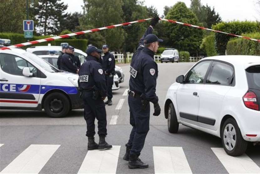 Polisi Prancis bekerja di tempat kejadian perkara usai penusukan polisi senior di rumahnya di Magnanville, Selasa, 14 Juni 2016. Penusukan terjadi Senin, 13 Juni 2016.