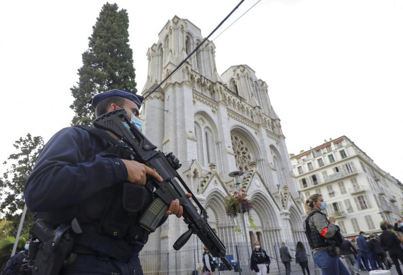 Islamofobia dan xenofobia meningkat di media sosial Prancis. Ilustrasi polisi Prancis berjaga di dekat Gereja Notre Dame di Nice, selatan Prancis. 