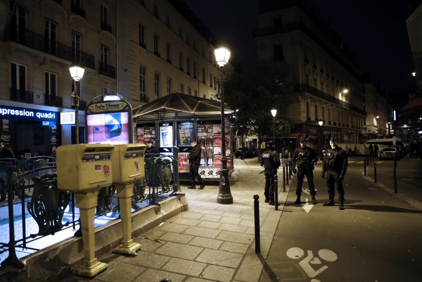 Polisi Prancis berjaga di samping tempat di mana seorang pria menyerang dan menikam beberapa orang di Paris, Prancis, Sabtu (12/5).
