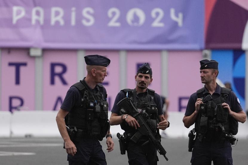 Polisi Prancis berjaga-jaga di kampung atlet Olimpiade Paris 2024.