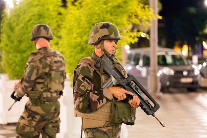 Polisi Prancis berjaga-jaga di Nice, tempat dimana sebuah truk menabraki kerumunan orang, Kamis malam, 14 Juli 2016.