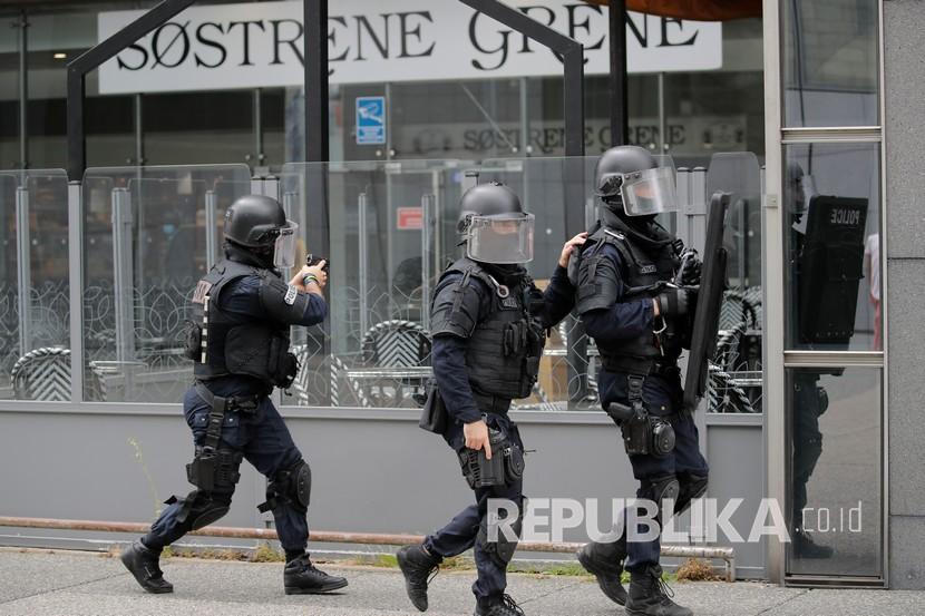Polisi Prancis Tembak Wanita Muslim Bebas Tuntutan. Polisi Prancis berpatroli di kawasan bisnis La Defense Selasa, 30 Juni 2020 di luar Paris.