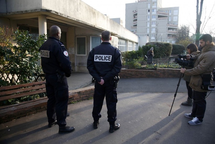 Polisi Prancis dan jurnalis berada di depan sekolah taman kanak-kanak dimana seseorang menikam guru sekolah tersebut di Aubervilliers, Paris, Prancis, Senin (14/12). 