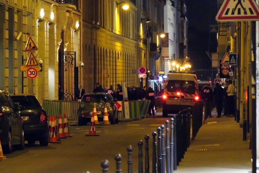 Polisi Prancis di depan lokasi perampokan permata di Ritz Hotel di Paris, Rabu malam (10/1).