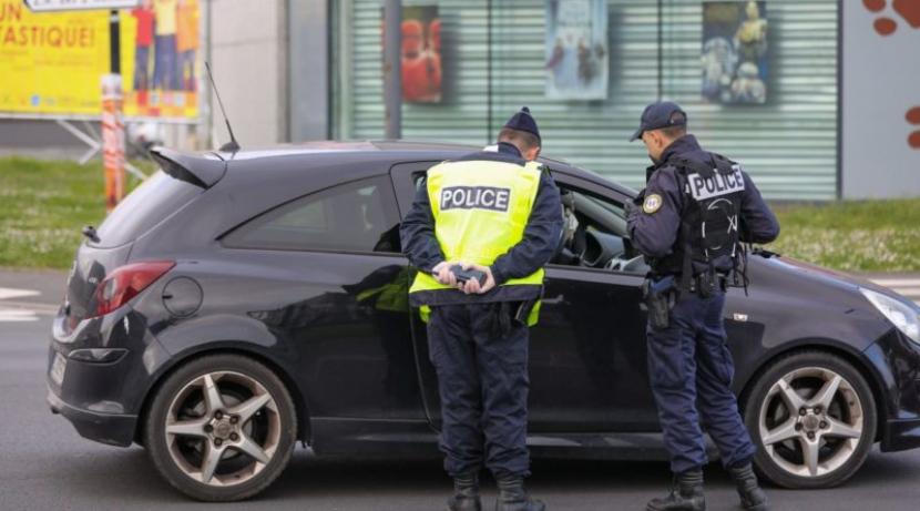 Polisi Prancis melakukan razian selama Lockdown.
