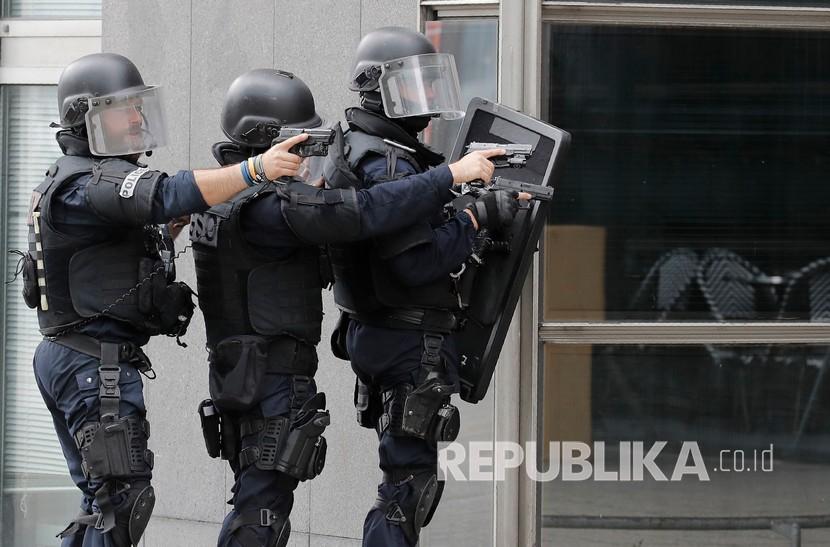 Polisi Prancis menangkap aktivis Muslim dengan cara represif.  Polisi Prancis membidik dengan senjata lengkap (ilustrasi)