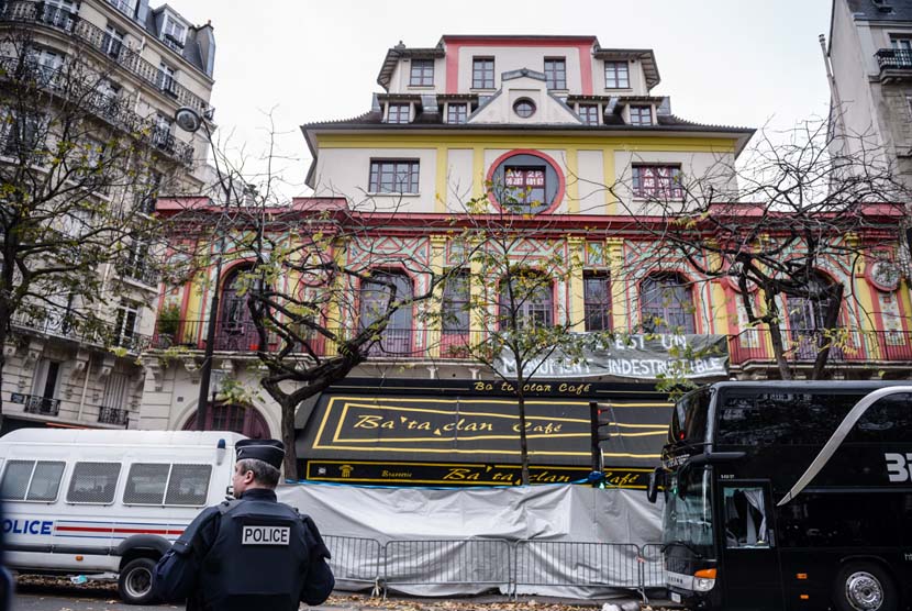 Polisi Prancis membuka lalu lintas di jalan depan gedung konser Bataclan di Paris pada Senin (16/11). 