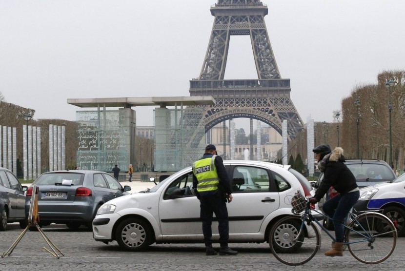Polisi Prancis memeriksa kendaraan yang melintas di kawasan Menara Eiffel, Paris. 