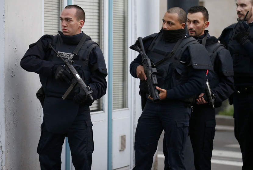 Polisi Prancis mengamankan daerah  Saint-Denis, Prancis, dekat Paris, November 18, 2015 (  Reuters/ Benoit Tessier )
