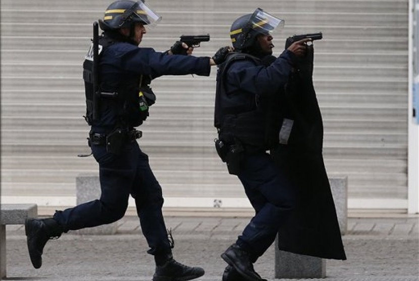  Polisi Prancis menggelar operasi memburu teroris di kawasan Saint-Denis di utara kota Paris, Rabu (18/11).  (AP/Francois Mori)