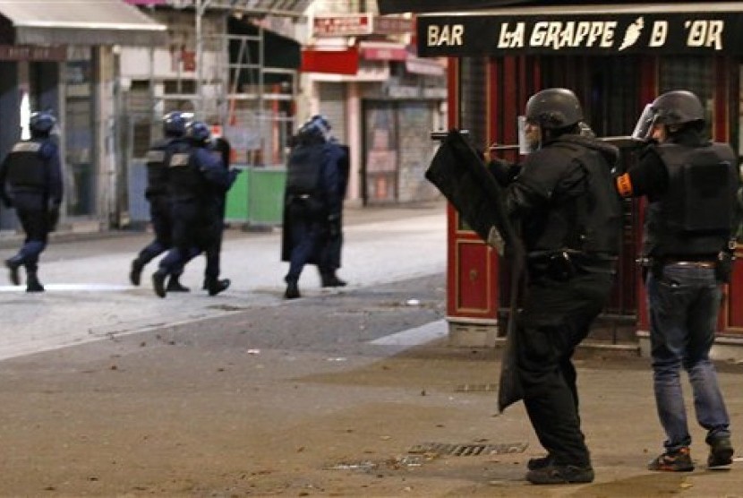 Polisi Prancis menggelar operasi memburu teroris di kawasan Saint-Denis di utara kota Paris, Rabu (18/11).  (AP/Francois Mori)