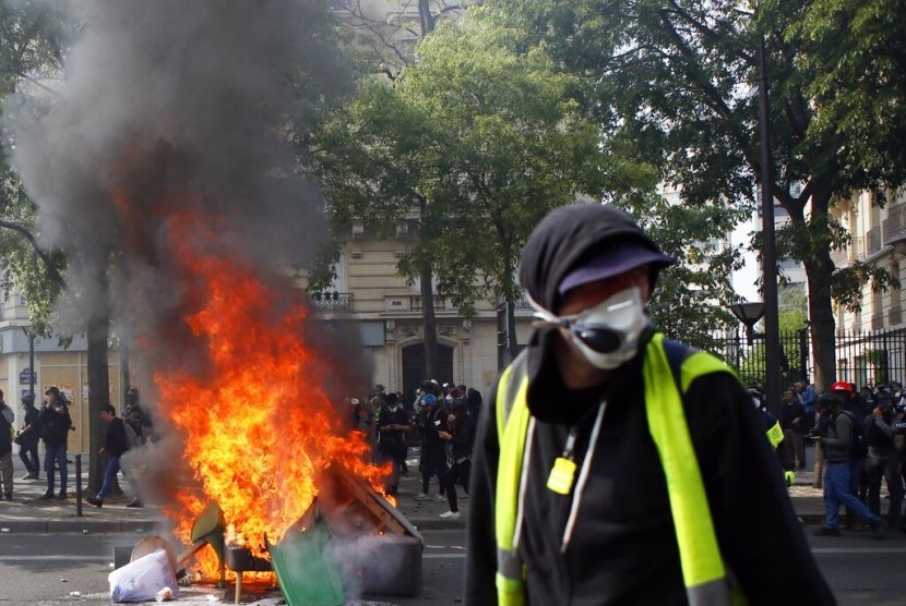 Polisi Prancis menggunakan gas air mata untuk membubarkan demonstran 
