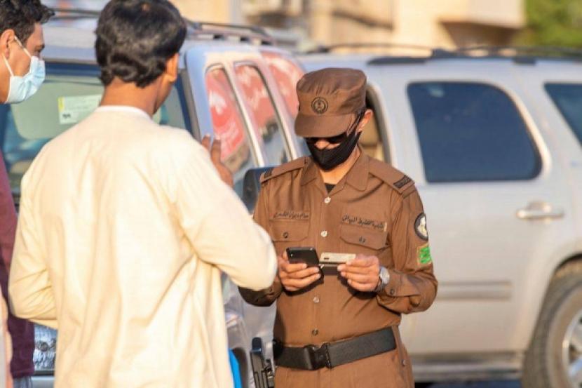 Polisi Saudi periksa identitas pengguna jalan.