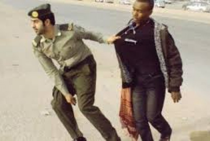 Saudi police capture an illegal immigrant (file photo)